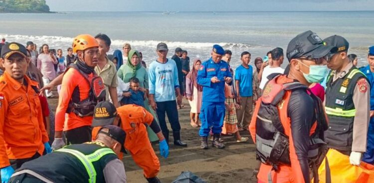 Tragedia en Bali: Cuatro fallecidos y decenas de desaparecidos tras naufragio
