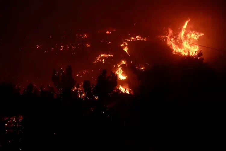 Grave incendio forestal en Creta obliga a evacuar a más de 1.500 personas en plena temporada turística