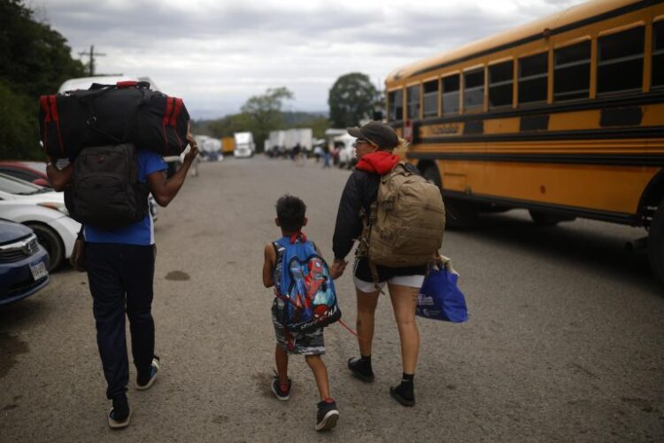 Los migrantes dan la vuelta: Miles retornan desilusionados del “sueño americano”