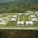 LLEGA EL PRIMER GRUPO DE INMIGRANTES AL NUEVO CENTRO DE DETENCIÓN EN LOS EVERGLADES, APODADO “ALCATRAZ CON CAIMANES”