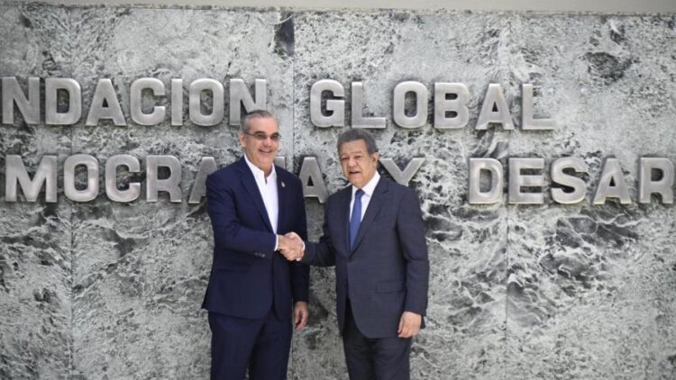 Luis Abinader y Leonel Fernández sostienen reunión en la sede de Funglode