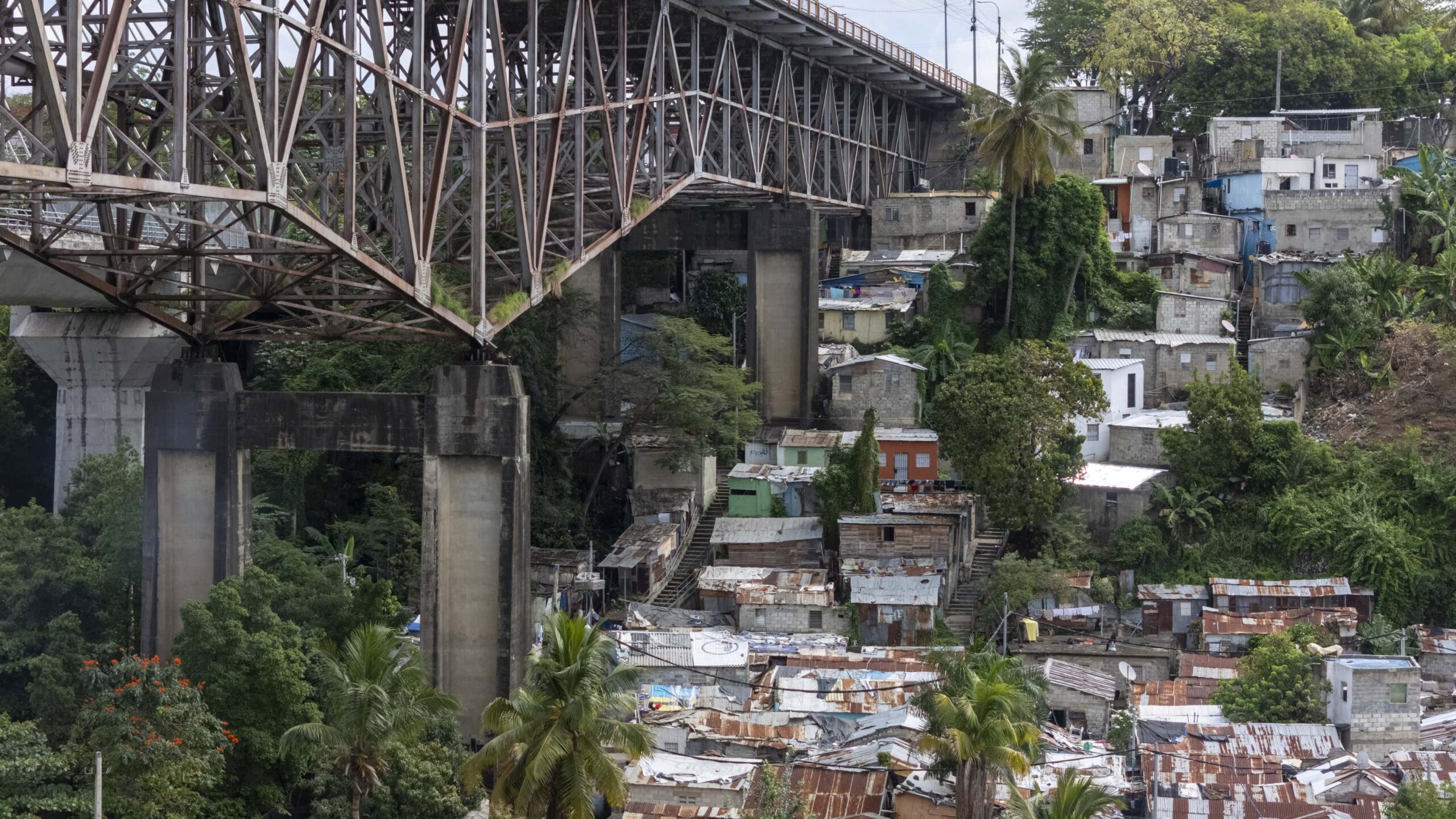 Traslado de familias en el Puente de la 17 se ejecuta entre quejas y acuerdos