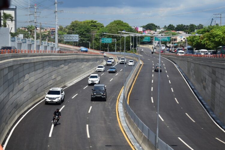 Paso a desnivel no resuelve: El caos vial se mantiene en horas pico, según conductores.