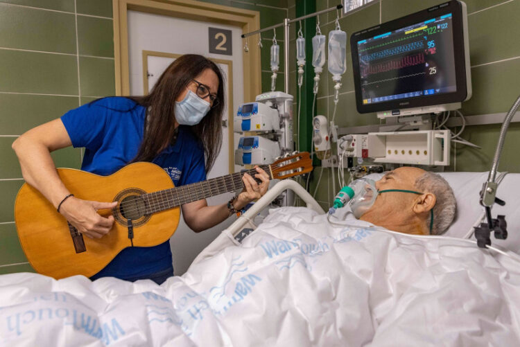 La música reduce la ansiedad en 7 de cada 10 pacientes