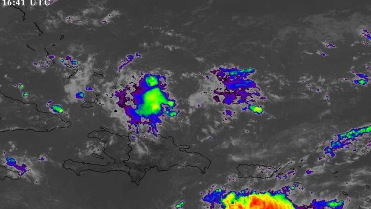 Indomet prevé fuertes aguaceros sobre el país por onda tropical ; COE convoca rueda de prensa