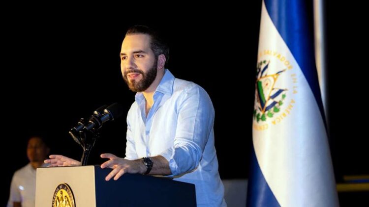 RSF exige al Gobierno de Bukele poner fin a la persecución contra periodistas en El SalvadorLa organización internacional Reporteros Sin Fronteras (RSF) lanzó este jueves una contundente exigencia al Gobierno del presidente Nayib Bukele para que detenga las “persecuciones judiciales” contra periodistas en El Salvador y derogue normativas que califican como “represivas”, en un contexto donde el número de comunicadores en el exilio ha aumentado hasta alcanzar los 53, según un comunicado oficial.  Artur Romeu, director de RSF América Latina, señaló que el gobierno debe garantizar la seguridad de la prensa y eliminar leyes como la Ley de Agentes Extranjeros, que a su juicio restringen la libertad de expresión y afectan el trabajo de los medios independientes.  Romeu además hizo un llamado a la comunidad internacional para que tome conciencia de la gravedad de la crisis y aumente la presión sobre El Salvador para garantizar el respeto a la libertad de prensa.  “El Salvador está a punto de silenciar definitivamente a toda su prensa independiente”, advirtió Romeu, y calificó la situación como una escalada represiva que refleja una deriva autoritaria en el país, que genera una creciente ola de exilio entre periodistas y medios en toda América Central.  RSF destacó que bajo el gobierno de Bukele ha habido un aumento significativo en amenazas, procesos judiciales y medidas financieras restrictivas contra periodistas y medios, lo que ha afectado la libertad informativa y el pluralismo en el país.