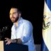 RSF exige al Gobierno de Bukele poner fin a la persecución contra periodistas en El SalvadorLa organización internacional Reporteros Sin Fronteras (RSF) lanzó este jueves una contundente exigencia al Gobierno del presidente Nayib Bukele para que detenga las “persecuciones judiciales” contra periodistas en El Salvador y derogue normativas que califican como “represivas”, en un contexto donde el número de comunicadores en el exilio ha aumentado hasta alcanzar los 53, según un comunicado oficial. Artur Romeu, director de RSF América Latina, señaló que el gobierno debe garantizar la seguridad de la prensa y eliminar leyes como la Ley de Agentes Extranjeros, que a su juicio restringen la libertad de expresión y afectan el trabajo de los medios independientes. Romeu además hizo un llamado a la comunidad internacional para que tome conciencia de la gravedad de la crisis y aumente la presión sobre El Salvador para garantizar el respeto a la libertad de prensa. “El Salvador está a punto de silenciar definitivamente a toda su prensa independiente”, advirtió Romeu, y calificó la situación como una escalada represiva que refleja una deriva autoritaria en el país, que genera una creciente ola de exilio entre periodistas y medios en toda América Central. RSF destacó que bajo el gobierno de Bukele ha habido un aumento significativo en amenazas, procesos judiciales y medidas financieras restrictivas contra periodistas y medios, lo que ha afectado la libertad informativa y el pluralismo en el país.