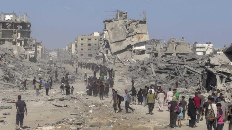 Los palestinos vuelven a una Ciudad de Gaza devastada.