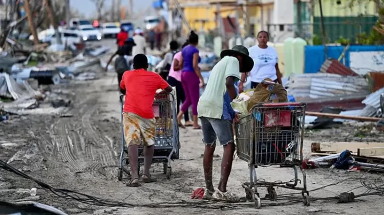 Buscando cualquier cosa para comer por las calles: la desesperación en Jamaica tras la devastación causada por el huracán Melissa.