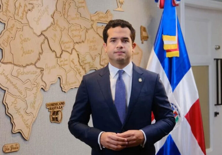 Omar Fernández deposita resolución que exhorta Abinader respetar indexación salarial.