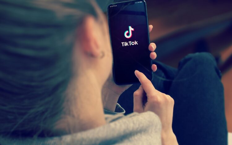 TIKTOK NUEVAMENTE EN EL OJO PÚBLICO: AMNISTÍA INTERNACIONAL CUESTIONA SU IMPACTO EN LA SALUD MENTAL