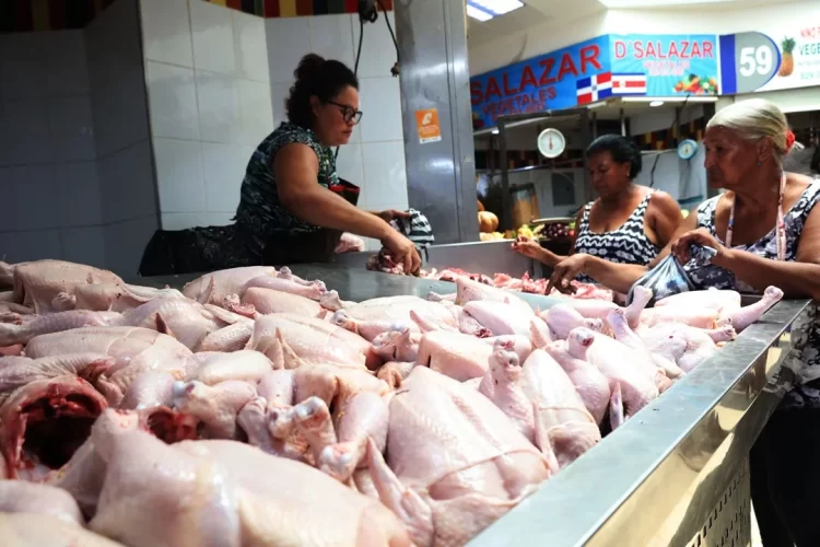 ¡GOLPE AL BOLSILLO! LA LIBRA DE POLLO SE DISPARA HASTA RD$110 EN BARAHONA