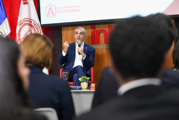 Abinader se compromete a resolver problema eléctrico hasta el 2032