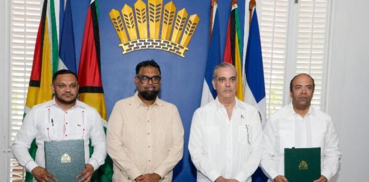 Abinader firma contrato petrolero y gas en Guyana