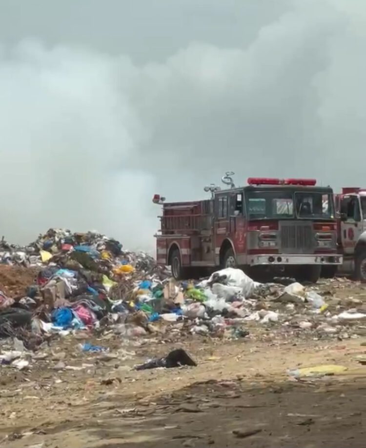 Jarabacoa podría declarar emergencia por fuego que consume vertedero desde hace 18 meses