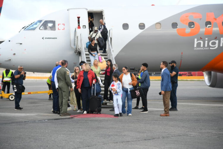 65 personas regresan al país en vuelo humanitario desde Venezuela
