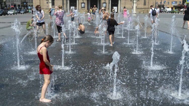 Ucrania combate una ola de calor récord en medio de ataques rusos