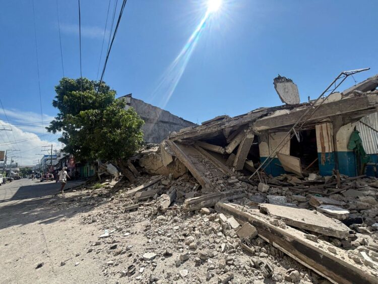 Tragedia tras fuerte sismo: más de 30 víctimas y estructuras reducidas a escombros