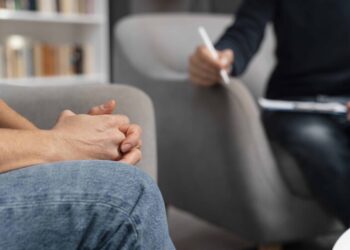 Más salud mental y habilidades socioemocionales para frenar alza de suicidios de jóvenes