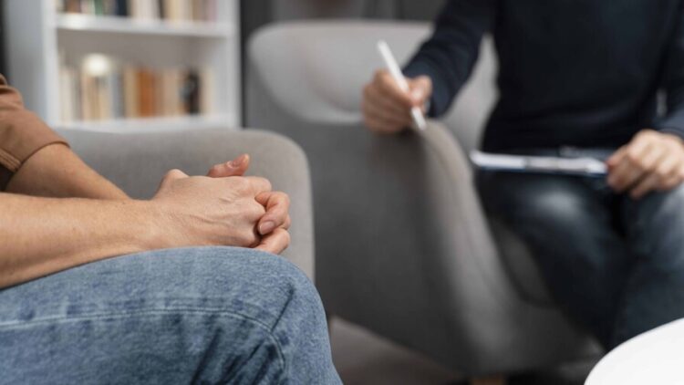 Más salud mental y habilidades socioemocionales para frenar alza de suicidios de jóvenes