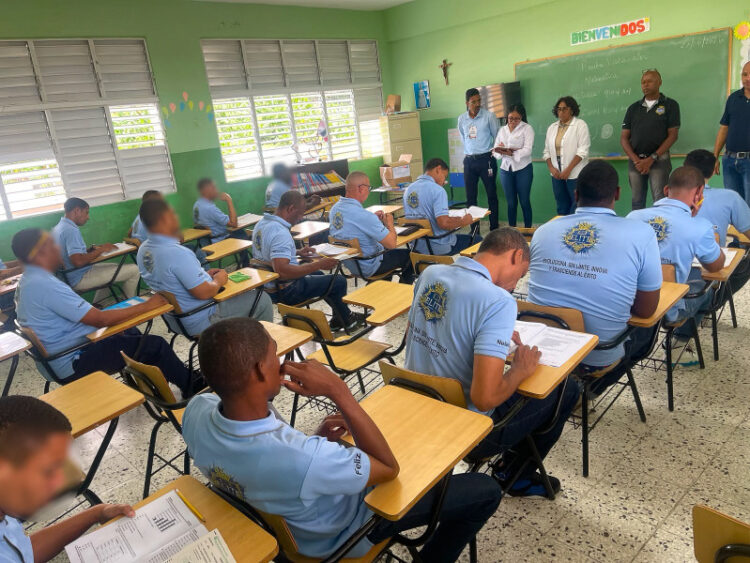 Más de 200 privados de libertad reciben las Pruebas Nacionales del nivel de Educación Secundaria