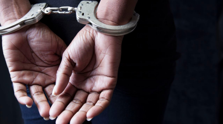 Detienen a mujer acusada de secuestrar a su esposo y enviarlo a un psiquiátrico en plena disputa por el divorcio