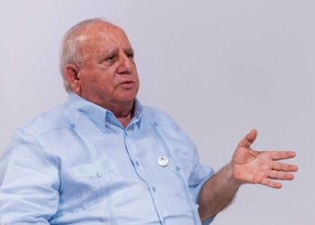 Fadul, cuestionado por sus títulos, prepara estudios sobre su método para el autismo