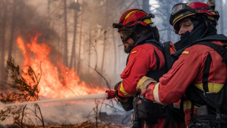 Los incendios del oeste de Madrid convergen en un solo frente