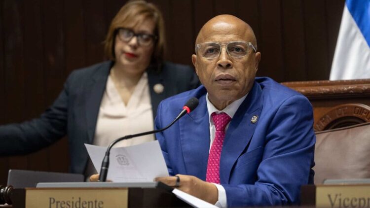 Más de 80 propuestas se amontonan y reprograman votación del Código Penal