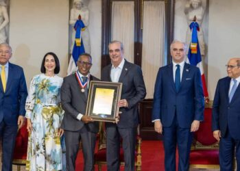 Tres historias, una misma vocación: docentes reciben la Medalla al Mérito Magisterial 2026