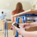 Centros educativos avanzan en protocolos para regular el uso de celulares