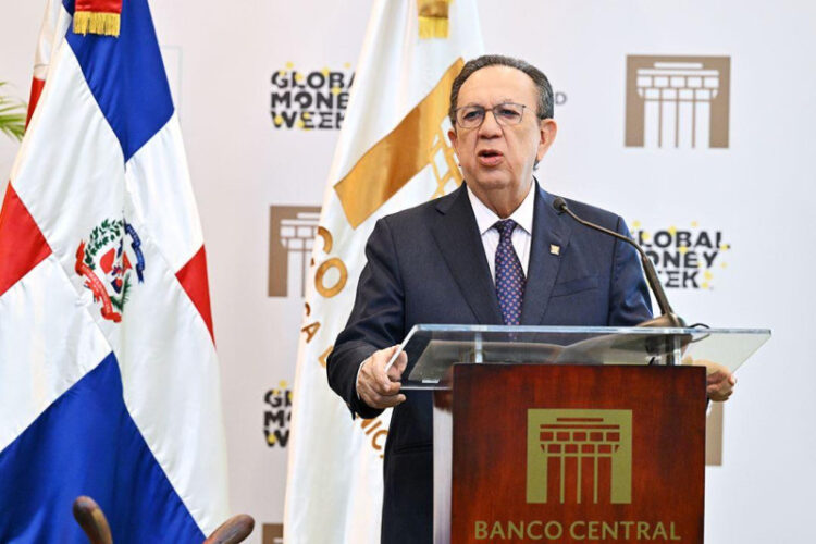 Presidente Abinader ratifica a Héctor Valdez Albizu como gobernador del Banco Central