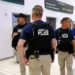 Detienen 40 migrantes en aeropuertos