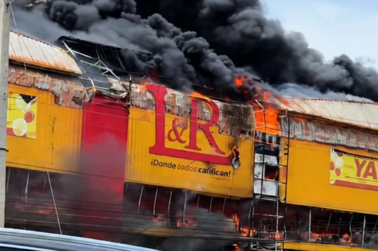 Dos incendios en menos de seis meses golpean a L&R Comercial y destruyen dos de sus tiendas