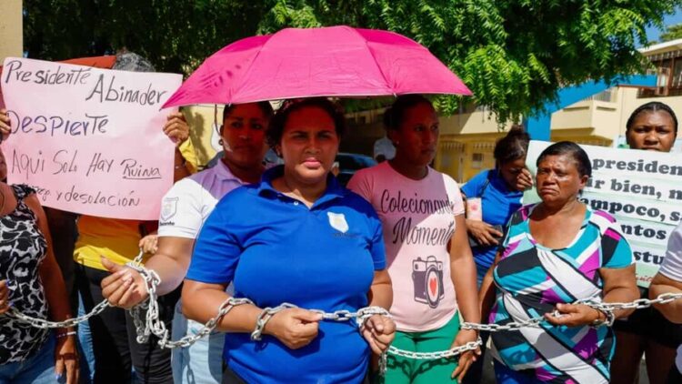 Denuncian retraso en reconstrucción deja a más de 800 estudiantes fuera de las aulas en Santiago