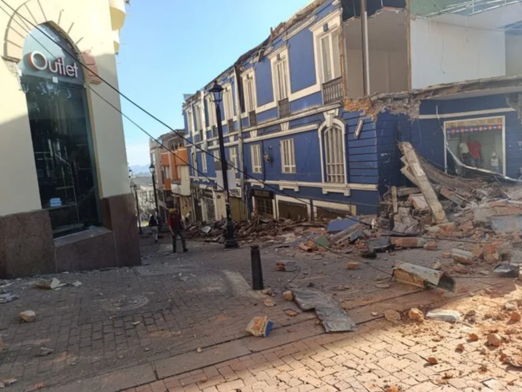 Fuerte terremoto de 7,4 sacude Colombia y Ecuador y obliga a evacuar edificios